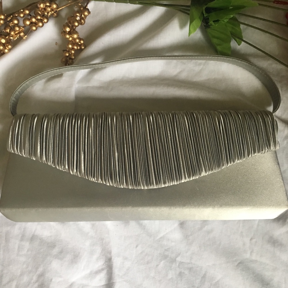 ✅Shimmer and shine, silver clutch!